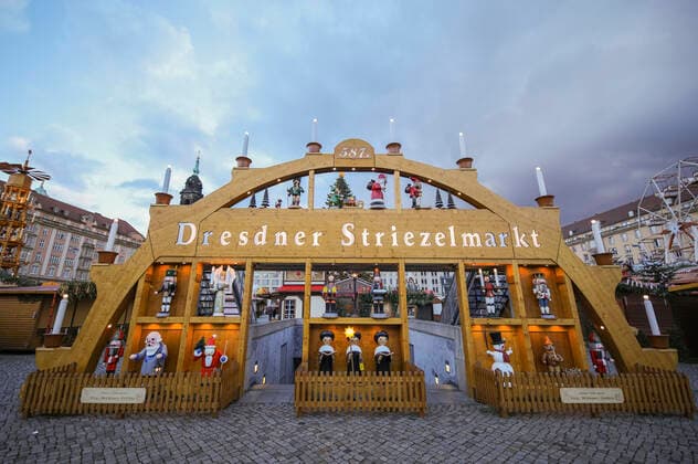 Dismantling Dresden Striezelmarkt The Christmas markets in Dresden were scheduled to open on 22 11 21, but with the new Corona Protection Ordinance, these events have been banned in Saxony Dresden, 22 11 2021 Foto:xM.xPatzigx xFuturexImage