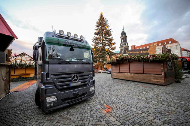Dismantling Dresden Striezelmarkt The Christmas markets in Dresden were scheduled to open on 22 11 21, but with the new Corona Protection Ordinance, these events have been banned in Saxony Dresden, 22 11 2021 Foto:xM.xPatzigx xFuturexImage