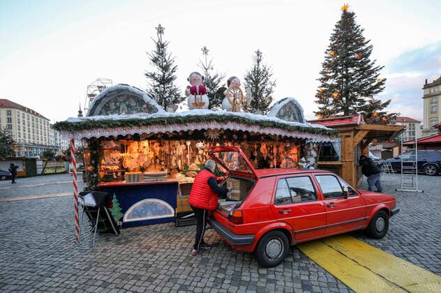 Dismantling Dresden Striezelmarkt The Christmas markets in Dresden were scheduled to open on 22 11 21, but with the new Corona Protection Ordinance, these events have been banned in Saxony Dresden, 22 11 2021 Foto:xM.xPatzigx xFuturexImage