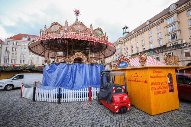Dismantling Dresden Striezelmarkt The Christmas markets in Dresden were scheduled to open on 22 11 21, but with the new Corona Protection Ordinance, these events have been banned in Saxony Dresden, 22 11 2021 Foto:xM.xPatzigx xFuturexImage