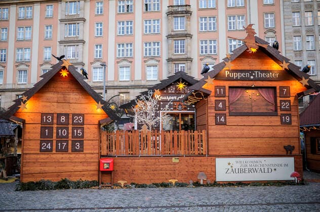 Dismantling Dresden Striezelmarkt The Christmas markets in Dresden were scheduled to open on 22 11 21, but with the new Corona Protection Ordinance, these events have been banned in Saxony Dresden, 22 11 2021 Foto:xM.xPatzigx xFuturexImage