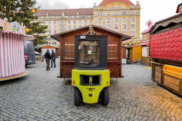 Dismantling Dresden Striezelmarkt The Christmas markets in Dresden were scheduled to open on 22 11 21, but with the new Corona Protection Ordinance, these events have been banned in Saxony Dresden, 22 11 2021 Foto:xM.xPatzigx xFuturexImage