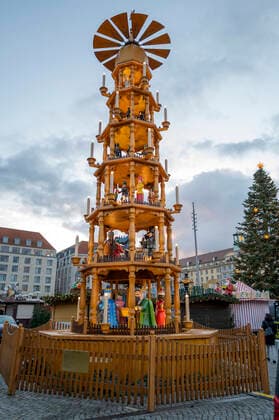 Dismantling Dresden Striezelmarkt The Christmas markets in Dresden were scheduled to open on 22 11 21, but with the new Corona Protection Ordinance, these events have been banned in Saxony Dresden, 22 11 2021 Foto:xM.xPatzigx xFuturexImage