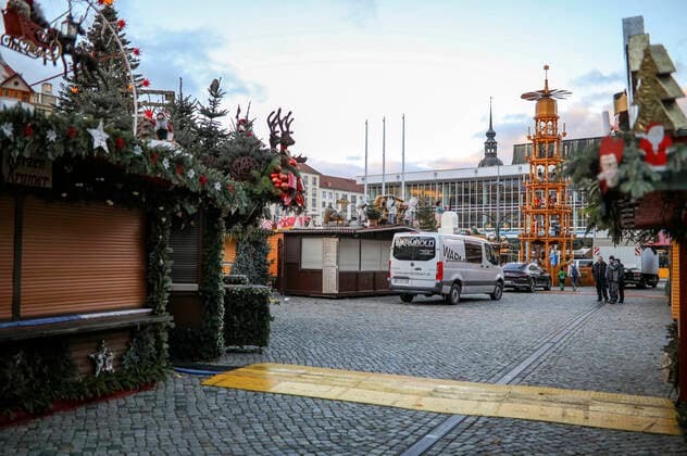 Dismantling Dresden Striezelmarkt The Christmas markets in Dresden were scheduled to open on 22 11 21, but with the new Corona Protection Ordinance, these events have been banned in Saxony Dresden, 22 11 2021 Foto:xM.xPatzigx xFuturexImage