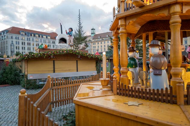 Dismantling Dresden Striezelmarkt The Christmas markets in Dresden were scheduled to open on 22 11 21, but with the new Corona Protection Ordinance, these events have been banned in Saxony Dresden, 22 11 2021 Foto:xM.xPatzigx xFuturexImage