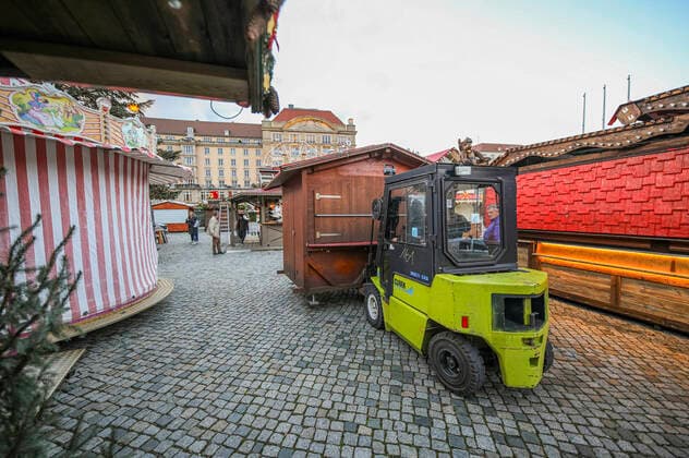 Dismantling Dresden Striezelmarkt The Christmas markets in Dresden were scheduled to open on 22 11 21, but with the new Corona Protection Ordinance, these events have been banned in Saxony Dresden, 22 11 2021 Foto:xM.xPatzigx xFuturexImage