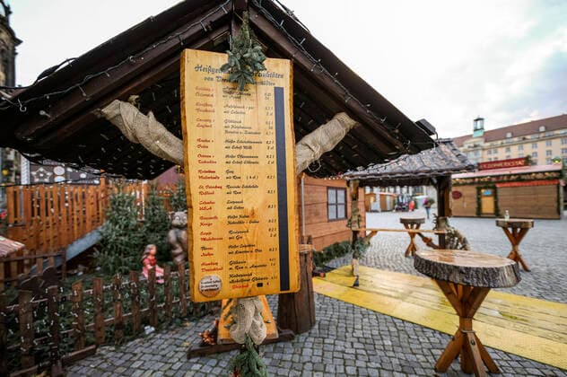Dismantling Dresden Striezelmarkt The Christmas markets in Dresden were scheduled to open on 22 11 21, but with the new Corona Protection Ordinance, these events have been banned in Saxony Dresden, 22 11 2021 Foto:xM.xPatzigx xFuturexImage
