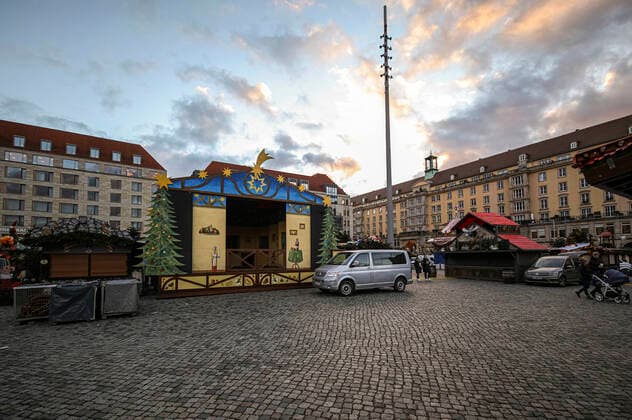 Dismantling Dresden Striezelmarkt The Christmas markets in Dresden were scheduled to open on 22 11 21, but with the new Corona Protection Ordinance, these events have been banned in Saxony Dresden, 22 11 2021 Foto:xM.xPatzigx xFuturexImage