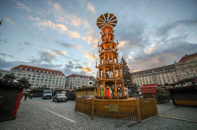 Dismantling Dresden Striezelmarkt The Christmas markets in Dresden were scheduled to open on 22 11 21, but with the new Corona Protection Ordinance, these events have been banned in Saxony Dresden, 22 11 2021 Foto:xM.xPatzigx xFuturexImage