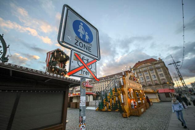 Dismantling Dresden Striezelmarkt The Christmas markets in Dresden were scheduled to open on 22 11 21, but with the new Corona Protection Ordinance, these events have been banned in Saxony Dresden, 22 11 2021 Foto:xM.xPatzigx xFuturexImage