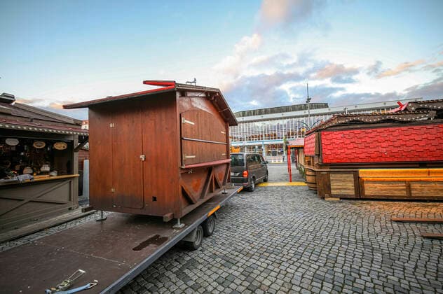 Dismantling Dresden Striezelmarkt The Christmas markets in Dresden were scheduled to open on 22 11 21, but with the new Corona Protection Ordinance, these events have been banned in Saxony Dresden, 22 11 2021 Foto:xM.xPatzigx xFuturexImage
