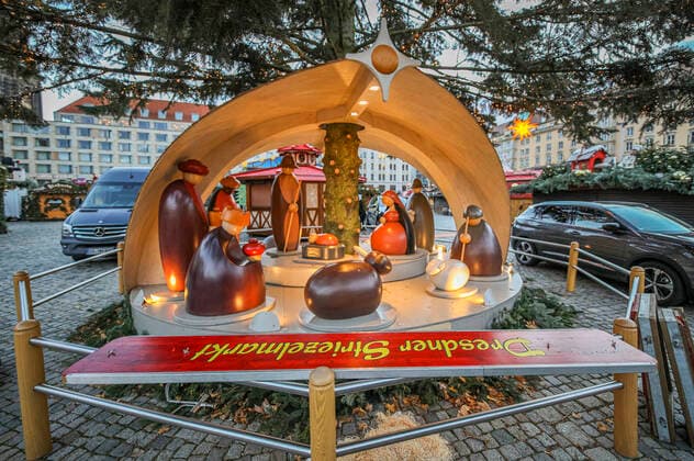 Dismantling Dresden Striezelmarkt The Christmas markets in Dresden were scheduled to open on 22 11 21, but with the new Corona Protection Ordinance, these events have been banned in Saxony Dresden, 22 11 2021 Foto:xM.xPatzigx xFuturexImage