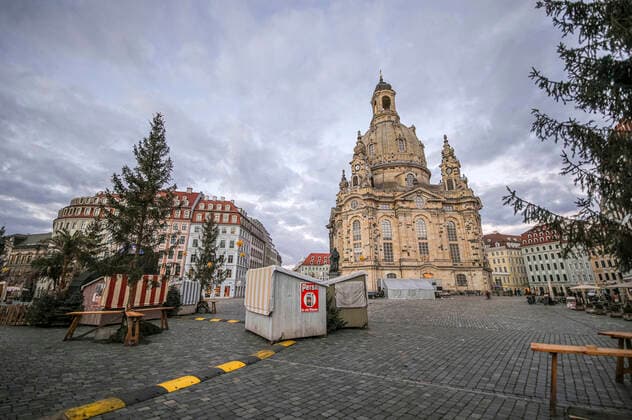 Christmas market at Frauenkirche to be dismantled Christmas markets in Dresden were due to open on 22 11 21, but the new Corona Protection Order has banned these events in Saxony Dresden, 22 11 2021 Foto:xM.xPatzigx xFuturexImage