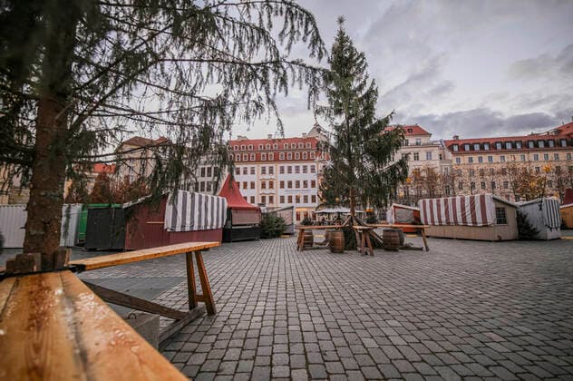 Christmas market at Frauenkirche to be dismantled Christmas markets in Dresden were due to open on 22 11 21, but the new Corona Protection Order has banned these events in Saxony Dresden, 22 11 2021 Foto:xM.xPatzigx xFuturexImage