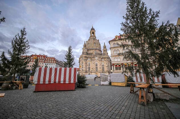 Christmas market at Frauenkirche to be dismantled Christmas markets in Dresden were due to open on 22 11 21, but the new Corona Protection Order has banned these events in Saxony Dresden, 22 11 2021 Foto:xM.xPatzigx xFuturexImage