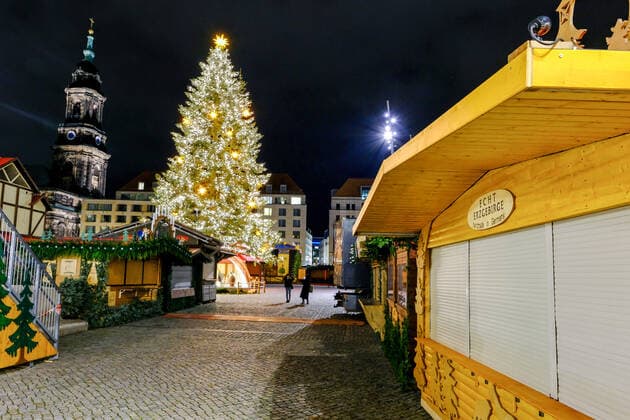 View on 22 11 2021 about 19 oclock on the Christmas market Dresden Striezelmarkt on the Altmarkt in Dresden, which is closed by the Saxonian Corona Protection Ordinance.
