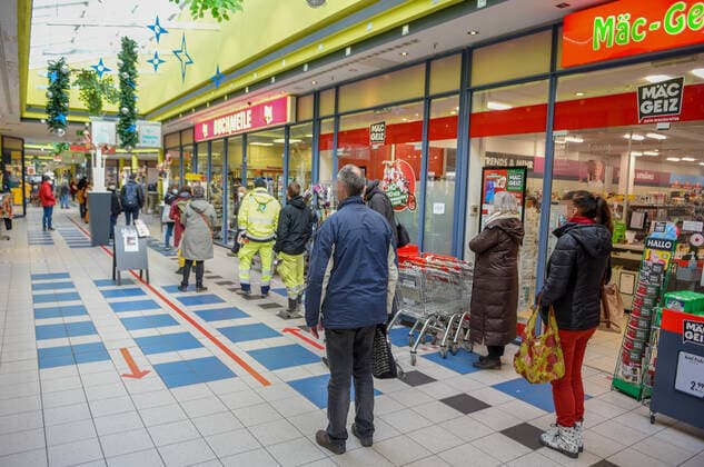 Leipzig - Großes Interesse: Lange Schlangen vor Impflokalen 22.11.2021 gegen 12:00 Uhr Leipzig-Lößnig, Moritz-Hof und Leipzig-Lindenau, Erich Zeichner Haus e.V. Fotograf: LausitzNews Erik-Holm Langhof Bei den Impfaktionen in der Stadt Leipzig ergaben sich vor den Objekten lange Schlangen von Interessierten, die sich eine Corona-Impfung abholen wollen. Das DRK und die Malteser impfen seit 9:00 Uhr und haben nach eigenen Angaben kaum eine Pause, da das Interesse seit Montag sehr hoch sei. Eine Zahl zu verabreichten Immunisierungen konnten sie am Montagmittag noch nicht nennen. Die Mitarbeitenden rechnen jedoch auch in den kommenden Tagen und Wochen mit einem sehr hohen Interesse an Impfungen, da das öffentliche Leben seit heute für Unge Copyright: xLausitzNews.de Erik-HolmxLanghofx