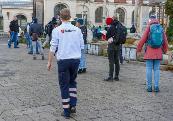 Leipzig - Großes Interesse: Lange Schlangen vor Impflokalen 22.11.2021 gegen 12:00 Uhr Leipzig-Lößnig, Moritz-Hof und Leipzig-Lindenau, Erich Zeichner Haus e.V. Fotograf: LausitzNews Erik-Holm Langhof Bei den Impfaktionen in der Stadt Leipzig ergaben sich vor den Objekten lange Schlangen von Interessierten, die sich eine Corona-Impfung abholen wollen. Das DRK und die Malteser impfen seit 9:00 Uhr und haben nach eigenen Angaben kaum eine Pause, da das Interesse seit Montag sehr hoch sei. Eine Zahl zu verabreichten Immunisierungen konnten sie am Montagmittag noch nicht nennen. Die Mitarbeitenden rechnen jedoch auch in den kommenden Tagen und Wochen mit einem sehr hohen Interesse an Impfungen, da das öffentliche Leben seit heute für Unge Copyright: xLausitzNews.de Erik-HolmxLanghofx