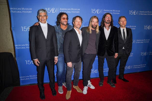 American Museum Of Natural History Gala 2021 Arrivals Pat Smear, Rami Jaffee, Chris Shiflett, Taylor Hawkins, Dave Grohl and Nate Mendel of Foo Fighters during the American Museum Of Natural History Gala 2021 Arrivals, in New York, United States, on November 22, 2021. New York NY United States  Copyright: xJohnxNacionx nacion-patsmear211118_np51L