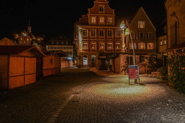 Deserted city center, 22 11 2021, Baden Württemberg, Schwäbisch Gmünd Almost deserted are the streets and squares in the city center In the Ostalbkreis is since Monday because of high Corona infection values a nightly exit restriction for unvaccinated groups of people The police announced strict controls Schwäbisch Gmünd Baden Württemberg Germa Copyright: x xonw-imagesx xMariusxBullingx
