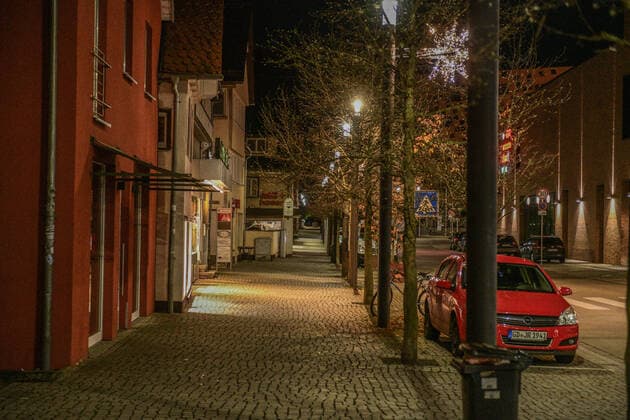 Deserted city center, 22 11 2021, Baden Württemberg, Schwäbisch Gmünd Almost deserted are the streets and squares in the city center In the Ostalbkreis is since Monday because of high Corona infection values a nightly exit restriction for unvaccinated groups of people The police announced strict controls Schwäbisch Gmünd Baden Württemberg Germa Copyright: x xonw-imagesx xMariusxBullingx