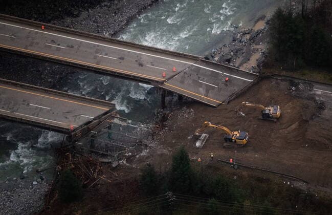 News Bilder des Tages November 22, 2021, HOPE, BC, CANADA: Collapsed sections of bridges destroyed by severe flooding and landslides on the Coquihalla Highway north of Hope, B.C., are seen in an aerial view from a Canadian Forces reconnaissance flight on Monday, November 22, 2021. HOPE CANADA  - ZUMAc35_ 20211122_zaf_c35_132 Copyright: xDarrylxDyckx