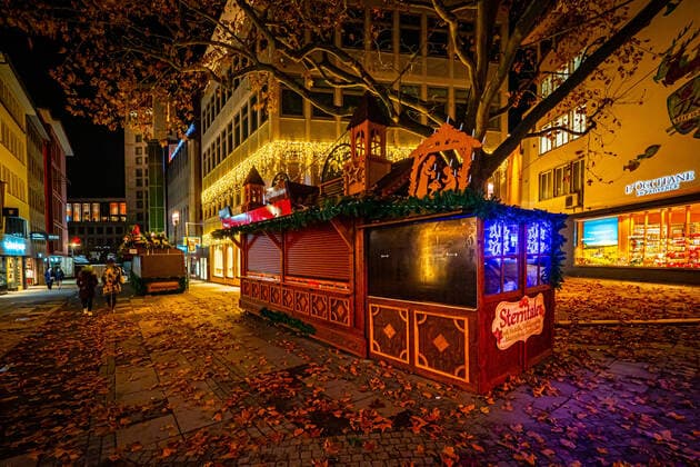 Horrified faces in Stuttgart Cancellation of Christmas market shortly before opening All stalls are festively decorated ready Horrified faces in Stuttgart Cancellation of Christmas market shortly before opening All stalls are festively decorated readyBaden Württemberg, 70173 Stuttgart, Germany Copyright: 7aktuell.dex xAlexanderxHald