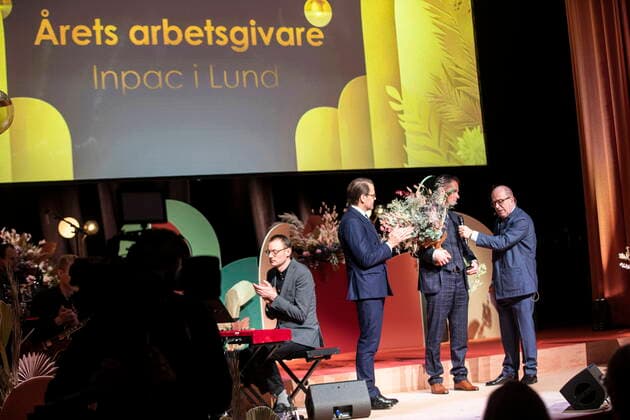 Prins Daniel of Sweden handed out the prize at the Visa Vägen Show the way Gala which is a prize for companies who employs people with disabilities Winner Henrik Nyberg of Inpac and moderator Jan Scherman at the Vasa Theatre in Stockholm, Sweden 22 November 2021 Stockholm Sweden x2495x,  Copyright: xOlaxAxman TTx PRINCE DANIEL