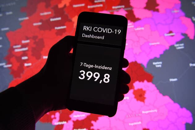 Coronavirus in Germany Covid 19 Dashboard of the Robert Koch Institute 23 11 2021, Robert Koch Institute 7 days Incidence 399.8 7 days Number of cases 332 493 COVID 19 cases 5 430 911 Addition by 45 326 compared to the previous day COVID 19 deaths 99 433 Addition by 309 compared to the previous day Hospitalization rate 5.28 xHDx