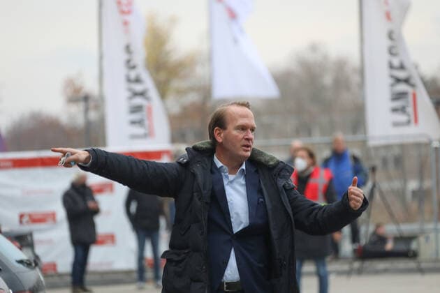 Opening Vaccination Centre Drive In Lanxess Arena Cologne Germany 23 11 2021 Stefan Löcher instructs the cars