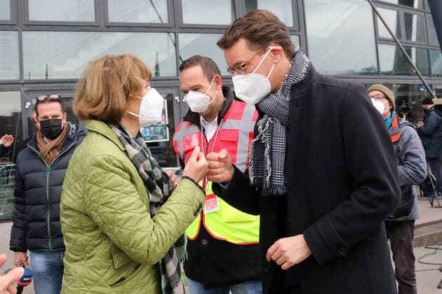 Opening of Vaccination Centre Drive In Lanxess Arena Cologne Germany 23 11 2021 Right Minister President Hendrik Wüst Left Lord Mayor Henriette Reker