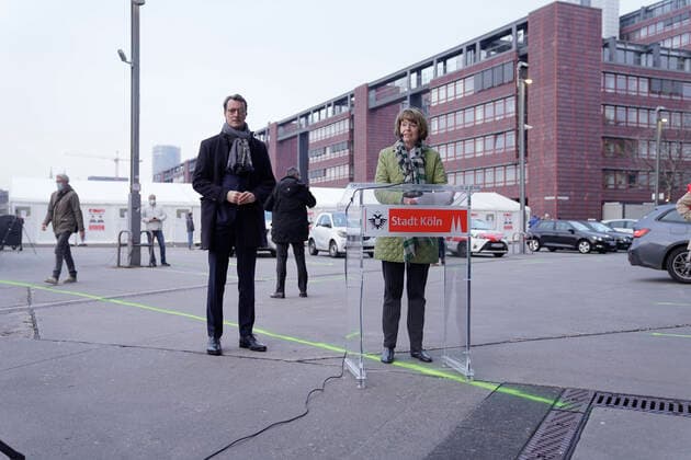 Prime Minister of North Rhine-Westphalia and Mayor of North Rhine-Westphalia visit vaccination services in Cologne News, 23 11 2021, Cologne, Henriette Reker Mayor of Cologne with Prime Minister of North Rhine-Westphalia Henrik Wuest at the press conference following the visit of the vaccination services in Cologne with reopening of