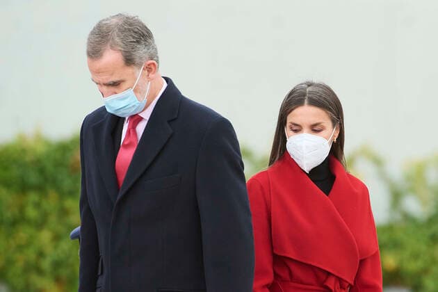 23-11-2021 Madrid Queen Letizia and King Felipe arrive to board a plane to Sweden at Adolfo Suarez Madrid-Barajas International airport in Madrid. The royal couple travel to Sweden for an official 2 day visit. No Spain Â  Copyright: xPPEx