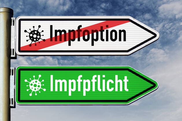 PHOTOMONTAGE, signpost with inscription vaccination obligation and crossed out inscription vaccination option ** NUR FUER REDAKTIONELLE ZWECKE ** EDITORIAL USE ONLY **