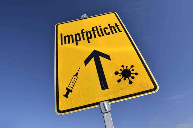 PHOTOMONTAGE, signpost with inscription compulsory vaccination ** NUR FUER REDAKTIONELLE ZWECKE ** EDITORIAL USE ONLY **