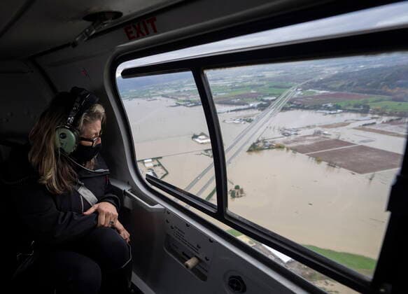 News Themen der Woche KW47 News Bilder des Tages November 23, 2021, ABBOTSFORD, BC, CANADA: Agriculture Minister Lana Popham witnesses the flood waters during a fly over of the affected areas in Abbotsford, B.C., Tuesday, November 23, 2021. ABBOTSFORD CANADA  - ZUMAc35_ 20211123_zaf_c35_174 Copyright: xJonathanxHaywardx