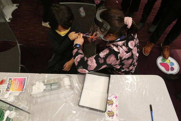 November 23, 2021, Toronto, on, Canada: Children who are part of the Hospital for Sick Children family between the ages of 5 and 11 years of age are some of the first to get vaccinated for COVID-19 at the Metro Toronto Convention Centre, in Toronto, Tuesday, Nov. 23, 2021. Toronto Canada  - ZUMAc35_ 20211123_zaf_c35_272 Copyright: xStevexRussellx