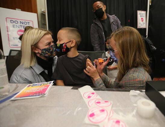 News Bilder des Tages November 23, 2021, Toronto, on, Canada: Children who are part of the Hospital for Sick Children family between the ages of 5 and 11 years of age are some of the first to get vaccinated for COVID-19 at the Metro Toronto Convention Centre, in Toronto, Tuesday, Nov. 23, 2021. Toronto Canada  - ZUMAc35_ 20211123_zaf_c35_278 Copyright: xStevexRussellx