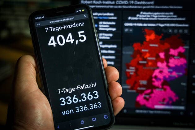 Coronavirus in Germany Covid 19 Dashboard of the Robert Koch Institute 24 11 2021 Robert Koch Institute 7 days Incidence 404.5 7 days Number of cases 336 363 COVID 19 Cases 5 497 795 Addition of 66 884 compared to previous day COVID 19 Deaths 99 768 Addition of 335 compared to previous day