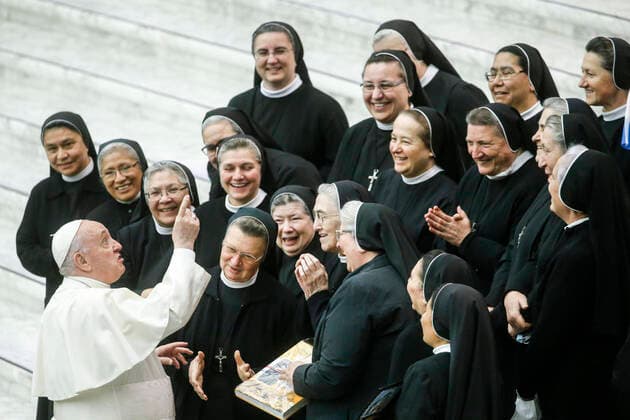 Bilder des Jahres 2021, News 11 November News Themen der Woche KW47 News Bilder des Tages November 24, 2021, VATICAN CITY, VATICAN: Pope Francis with some nuns during his weekly General Audience in the Paul VI Audience Hall, in Vatican City, 24 November 2021. ANSA FABIO FRUSTACI VATICAN CITY VATICAN  - ZUMAa110 20211124_zaf_a110_025 Copyright: xFabioxFrustacix