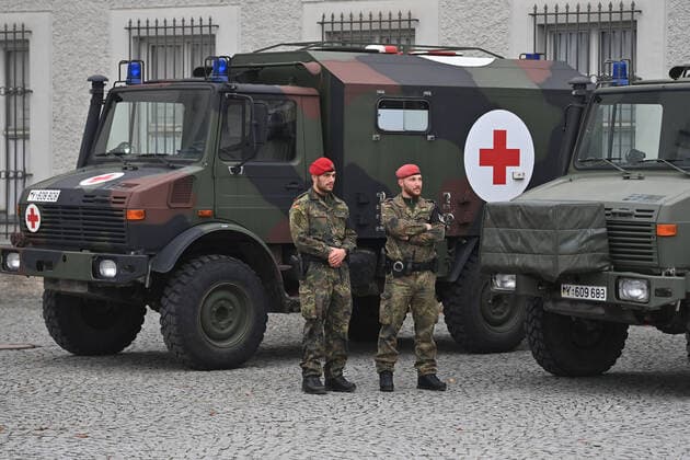 Bundeswehr plans compulsory vaccination Archive photo Ceremonial ceremony of recruits in front of the Nymphenburg Palace in Munich Medical soldiers stand in front of their vehicles, medics, servicemen and servicewomen swear their allegiance on 12 11 2021