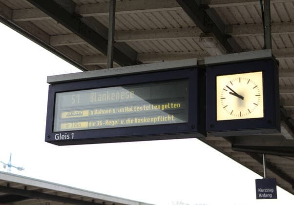 On a train destination indicator at Barmbek station, it is pointed out that in addition to the mask requirement, the 3G rule now also applies in the trains Barmbek Hamburg