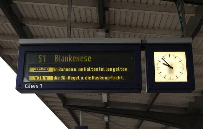 On a train destination indicator at Barmbek station, it is pointed out that in addition to the mask requirement, the 3G rule now also applies in the trains Barmbek Hamburg