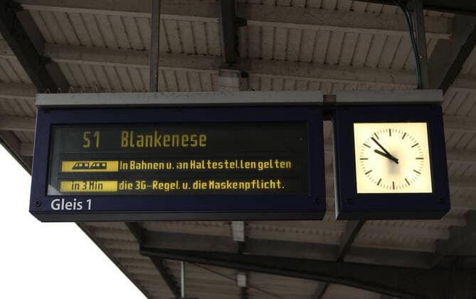 On a train destination indicator at Barmbek station, it is pointed out that in addition to the mask requirement, the 3G rule now also applies in the trains Barmbek Hamburg