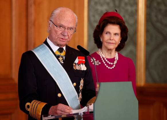 King Carl Gustaf of Sweden (L) addresses a statement next Queen Silvia of Sweden (R) during the official welcoming ceremony to the Spain s royal couple at the Royal Palace in Stockholm, Sweden, 24 November 2021. Spain s King Felipe VI and Queen Letizia is on a two-day state visit in the country. Spain s royal couple visits Sweden !ACHTUNG: NUR REDAKTIONELLE NUTZUNG!  Copyright: xJUANJOxMARTÍNx GRAF220 20211124-5a3a7e8851117a55b707048381c1e2094b548356