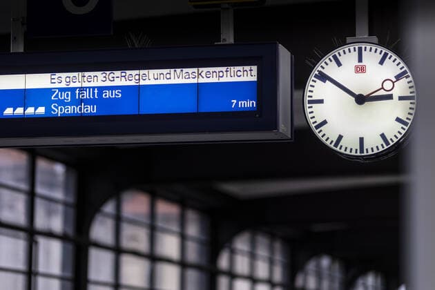 A notice to comply with the 3G proof requirement vaccinated, recovered, tested for use of public transport is posted at Bahnhof Zoologischer Garten in Berlin, 24 11 2021 Berlin Germany Copyright: xFlorianxGaertner photothek.dex