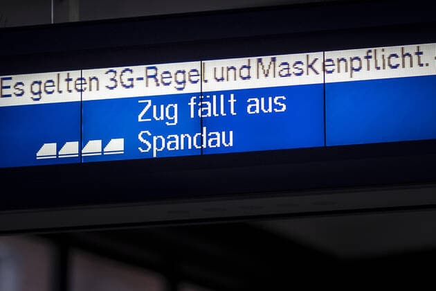 A notice to comply with the 3G proof requirement vaccinated, recovered, tested for use of public transport is posted at Bahnhof Zoologischer Garten in Berlin, 24 11 2021 Berlin Germany Copyright: xFlorianxGaertner photothek.dex
