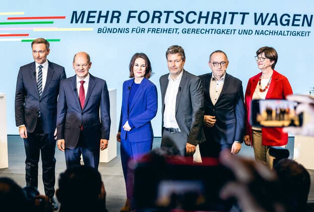 Bilder des Jahres 2021, News 11 November News Themen der Woche KW47 News Bilder des Tages Christian Lindner (FDP), Olaf Scholz (SPD), Annalena Baerbock (Buendnis 90 Die Gruenen), Robert Habeck (Buendnis 90 Die Gruenen), Norbert Walter-Borjans (SPD) und Saskia Esken (SPD) (v.l.n.r.) im Rahmen der Vorstellung des Koalitionsvertrags in Berlin, 24.11.2021. Berlin Deutschland *** Christian Lindner FDP , Olaf Scholz SPD , Annalena Baerbock Buendnis 90 Die Gruenen , Robert Habeck Buendnis 90 Die Gruenen , Norbert Walter Borjans SPD and Saskia Esken SPD f l n r during the presentation of the coalition agreement in Berlin, 24 11 2021 Berlin Germany Copyright: xXanderxHeinl photothek.dex