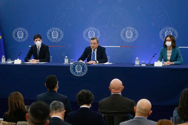 November 24, 2021, ROME, ITALY: Italian Prime Minister Mario Draghi (C), Italian Health Minister Roberto Speranza (L) and Italian Minister for Autonomies Maria Stella Gelmini, during the press conference to illustrate the new measures adopted by the Italian government to contain the spread of Covid-19 in Italy, Rome 24 November 2021. ANSA FABIO FRUSTACI ROME ITALY - ZUMAa110 20211124_zaf_a110_078 Copyright: xFabioxFrustacix