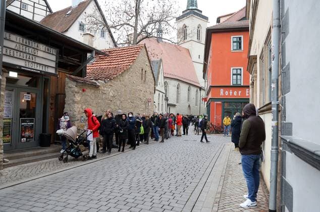 Erfurt vaccination action 24 11 2021 , Erfurt, vaccination action in the angel castle, a long queue pulls itself by the market street up to the cathedral place 13 00 oclock started the vaccination action, the vaccine went fast out